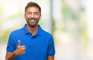 Hareketi el ile mutlu yaşasın yapıyor izole arka plan yetişkin İspanyol adam. Kameraya bakarak başarı gösteren ile ifade onaylama.