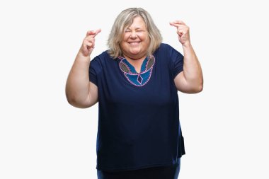 Umut ve gözleri kapalı geçiş parmaklarıyla gülümseyen izole arka plan üzerinde beyaz kadın kıdemli artı boyutu. Şans ve batıl kavramı.