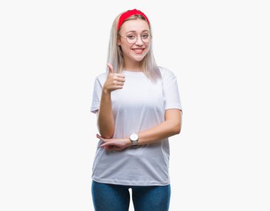 Sarışın genç kadın hareketi el ile mutlu yaşasın yapıyor izole arka plan üzerinde gözlük takıyorum. Kameraya bakarak başarı gösteren ile ifade onaylama.