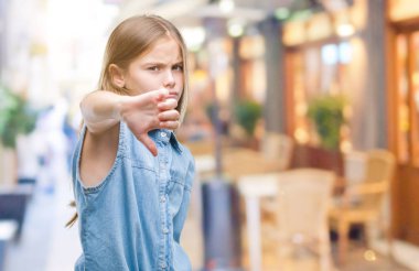 Genç güzel kız yüzünden mutsuz ve kızgın ret gösterilen ve başparmak aşağı hareketi ile negatif seyir izole arka plan. Kötü ifade.