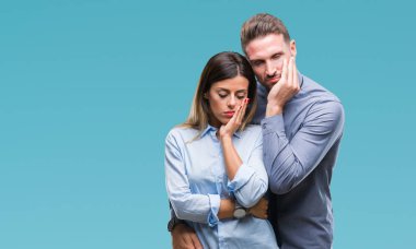 Genç işçiler iş çift yorgun ve bıkkın ile depresyon sorun Çapraz kollar ile seyir düşünüyorum izole arka plan üzerinde.