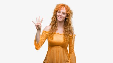 Gösterilen ve parmakları ile işaret genç Kızıl saçlı kadın kendinden emin ve mutlu gülümseyerek süre dört numara.