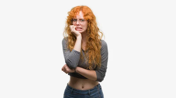 Jeune Femme Rousse Regardant Stressé Nerveux Avec Les Mains Sur — Photo