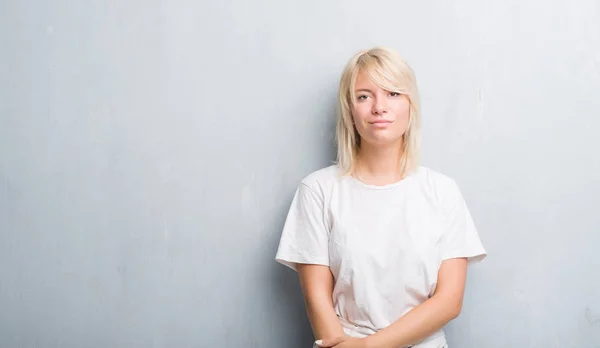 Mujer Caucásica Adulta Sobre Pared Gris Grunge Con Expresión Seria —  Fotos de Stock