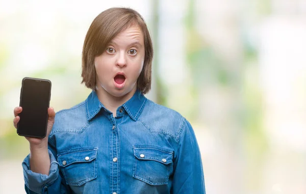 Young Adult Woman Syndrome Showing Smartphone Screen Isolated Background Scared — Stock Photo, Image