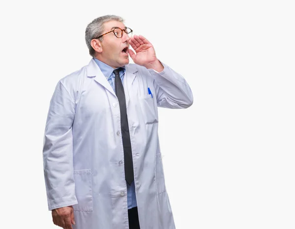 ハンサムな先輩医師 科学者専門職の人で白衣を着て分離背景叫び 口の中に手の側に大声で叫んでいます 通信の概念 — ストック写真