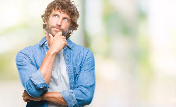 英俊的西班牙模特男子在孤立的背景下 手上的下巴思考问题 沉思的表达 微笑与周到的脸 怀疑概念 — 图库照片