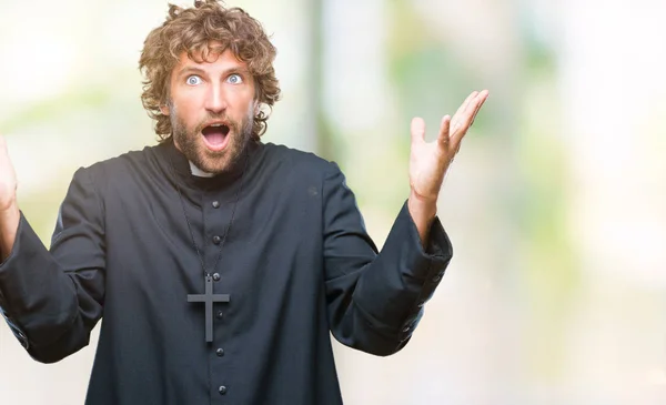 Jóképű Spanyol Katolikus Pap Ember Felett Elszigetelt Háttér Ünneplő Őrült — Stock Fotó