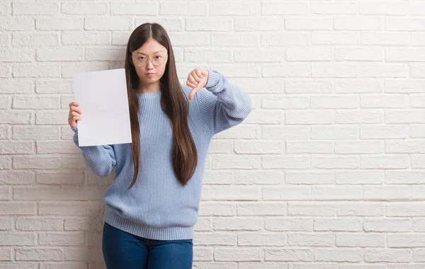 Jeune Femme Chinoise Sur Mur Briques Tenant Papier Blanc Avec — Photo