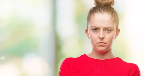 Mujer Rubia Joven Vistiendo Moño Suéter Rojo Escéptico Nervioso Desaprobando —  Fotos de Stock