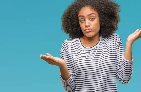 腕と手を上げて分離背景無知と混乱する式で若いアフロ アメリカ人女性 疑いのコンセプト — ストック写真