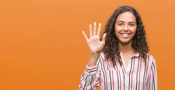 Vacker Ung Spansktalande Kvinna Visar Och Pekar Uppåt Med Fingrar — Stockfoto