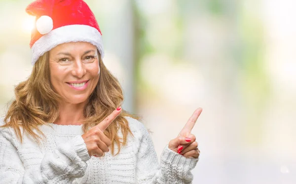 Mulher Hispânica Meia Idade Usando Chapéu Natal Sobre Fundo Isolado — Fotografia de Stock