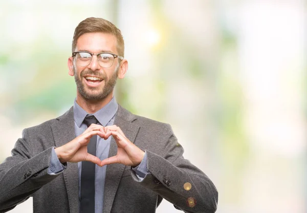Genç Yakışıklı Adamı Aşık Kalp Simgesi Elleriyle Şekil Gösteren Gülümseyen — Stok fotoğraf