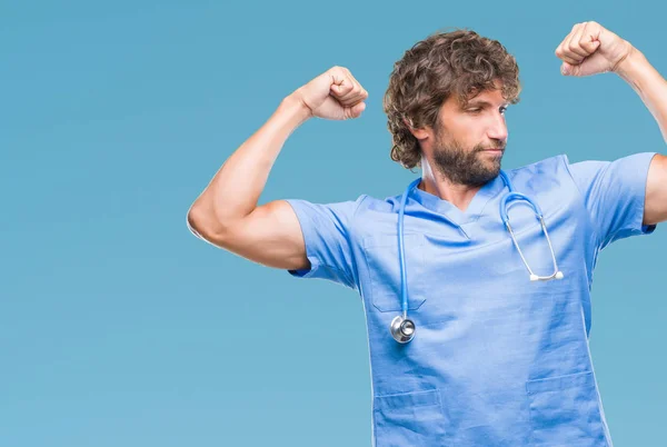 Bello Ispanico Chirurgo Medico Uomo Sfondo Isolato Mostrando Muscoli Delle — Foto Stock