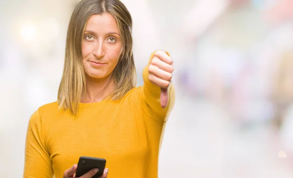 Jovem Mulher Bonita Enviando Mensagem Usando Smartphone Sobre Fundo Isolado — Fotografia de Stock