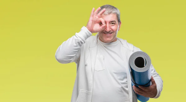 Bello Uomo Anziano Che Tiene Tappetino Yoga Sfondo Isolato Con — Foto Stock