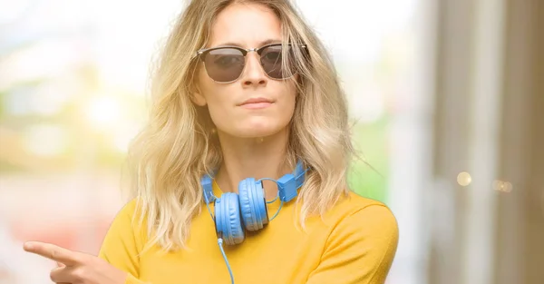 Jovem Mulher Bonita Com Fones Ouvido Apontando Lado Lado Com — Fotografia de Stock