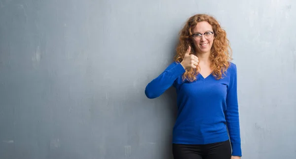 Mujer Pelirroja Joven Sobre Pared Gris Grunge Haciendo Gesto Feliz — Foto de Stock