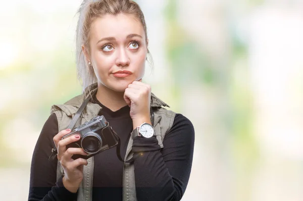 Mujer Rubia Joven Tomando Fotos Usando Cámara Vintage Sobre Fondo —  Fotos de Stock