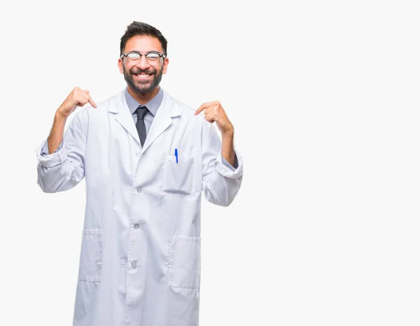 成年西班牙裔科学家或医生穿白色大衣在孤立的背景下 脸上露出自信的笑容 用手指自豪和快乐地指着自己 — 图库照片