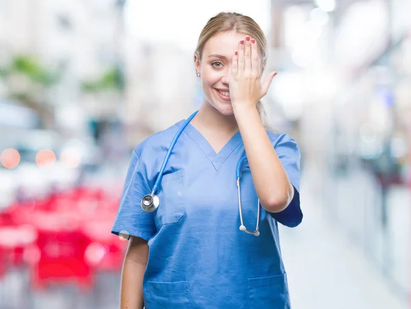 Joven Cirujana Rubia Doctora Sobre Fondo Aislado Cubriendo Ojo Con — Foto de Stock