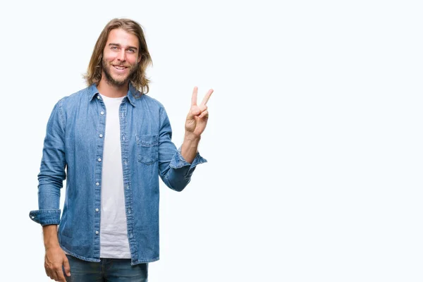 Jonge Knappe Man Met Lange Haren Geïsoleerde Achtergrond Glimlachend Met — Stockfoto