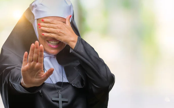 以上の中高年シニアのキリスト教カトリックの修道女女性分離の手で目を覆っている背景と悲しいとジェスチャーし恐れて停止を行う式 恥ずかしいと負の概念 — ストック写真