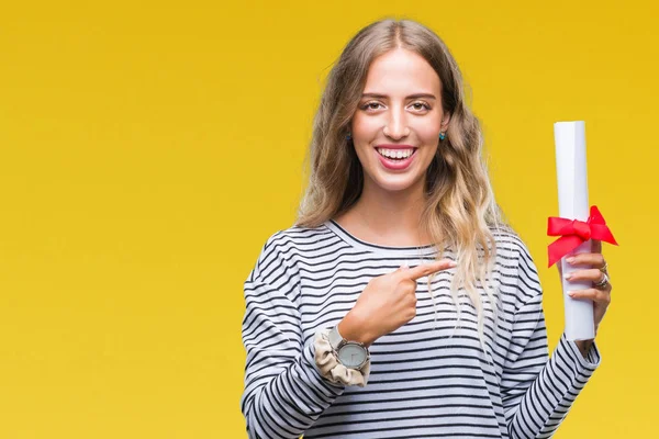 Linda Jovem Loira Segurando Certificado Grau Sobre Fundo Isolado Muito — Fotografia de Stock