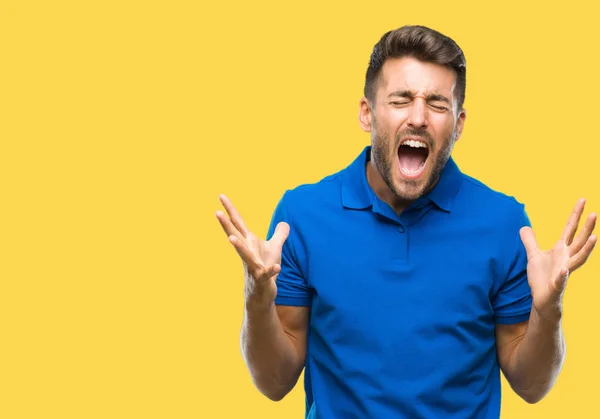 Jovem Homem Bonito Sobre Fundo Isolado Louco Louco Gritando Gritando — Fotografia de Stock