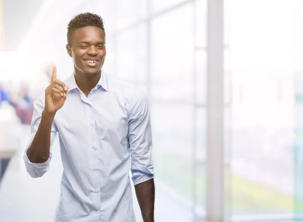 Unga Afroamerikanska Man Klädd Tröja Som Överraskade Med Idé Eller — Stockfoto