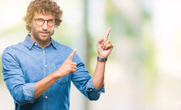 Bonito Homem Modelo Hispânico Usando Óculos Sobre Fundo Isolado Sorrindo — Fotografia de Stock