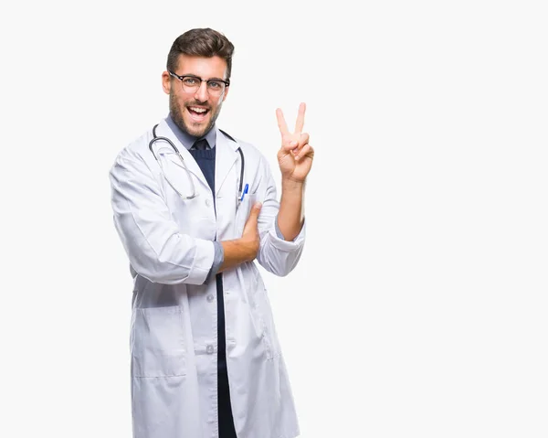 Jovem Homem Médico Bonito Sobre Fundo Isolado Sorrindo Com Rosto — Fotografia de Stock