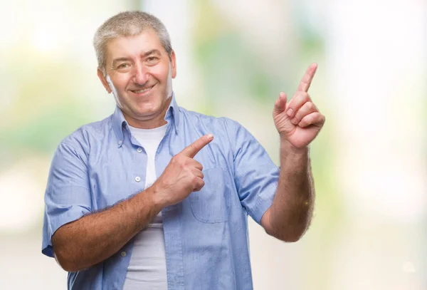 Hombre Mayor Guapo Sobre Fondo Aislado Sonriendo Mirando Cámara Apuntando —  Fotos de Stock