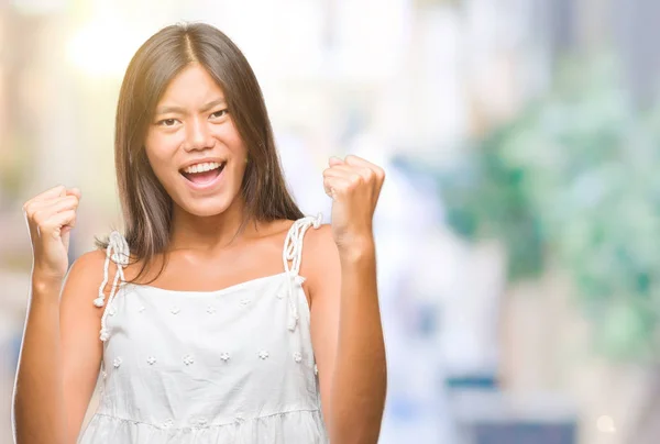 Junge Asiatische Frau Über Isolierten Hintergrund Sehr Glücklich Und Aufgeregt — Stockfoto