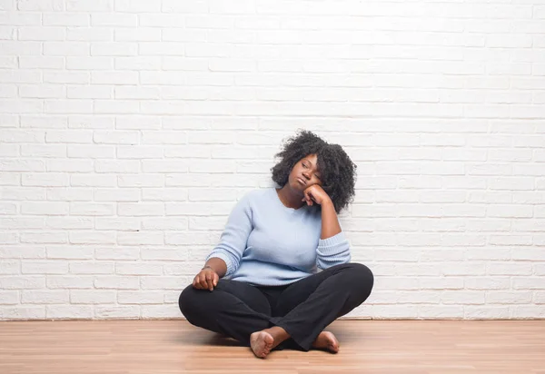 Mujer Afroamericana Joven Sentada Suelo Casa Pensando Que Cansada Aburrida —  Fotos de Stock