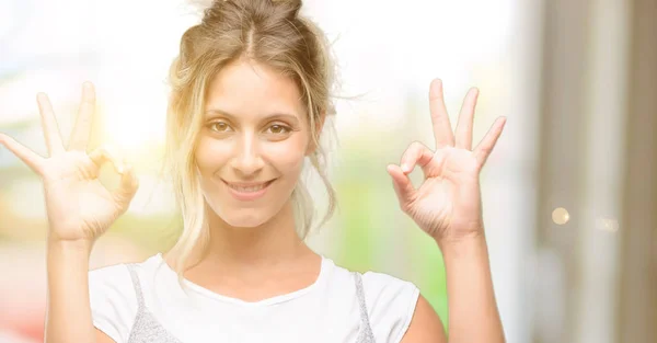 Молода Красива Жінка Робить Знак Жест Обома Руками Виражаючи Медитацію — стокове фото