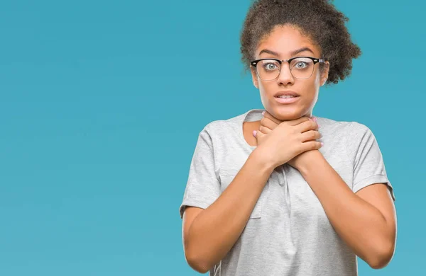 Mujer Afroamericana Joven Con Gafas Sobre Fondo Aislado Gritando Sofocándose — Foto de Stock