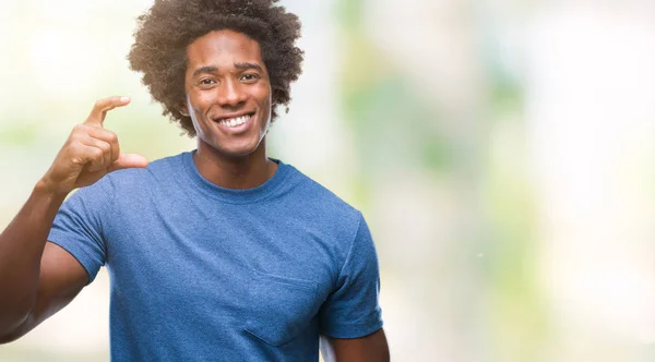 Afro Americký Muž Nad Usmívá Izolovaná Pozadí Jistý Ukázal Rukou — Stock fotografie