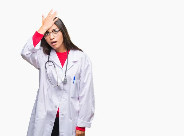 年轻的阿拉伯医生妇女在孤立的背景下惊讶地用手在头上犯错 记住错误 坏记忆概念 — 图库照片