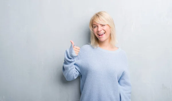 Mulher Caucasiana Adulta Sobre Grunge Parede Cinza Usando Camisola Inverno — Fotografia de Stock