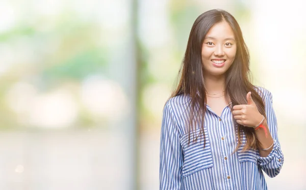 Genç Asyalı Kadın Hareketi Ile Mutlu Yaşasın Yapıyor Izole Arka — Stok fotoğraf