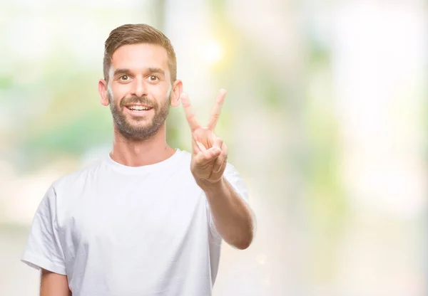 Joven Hombre Guapo Sobre Fondo Aislado Mostrando Señalando Hacia Arriba —  Fotos de Stock