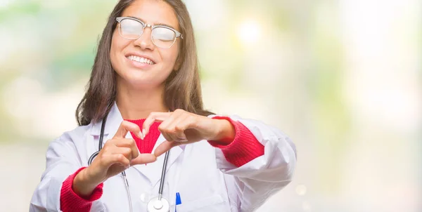 Jovem Árabe Médico Mulher Sobre Fundo Isolado Sorrindo Amor Mostrando — Fotografia de Stock