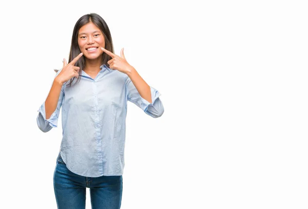 Genç Asyalı Kadını Kendine Güvenen Gösterilen Işaret Parmakları Diş Ağız — Stok fotoğraf