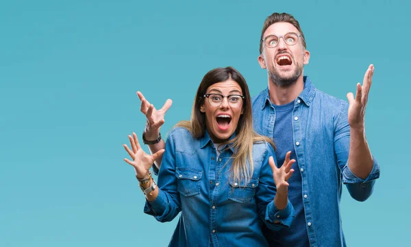 Pareja Joven Enamorada Usando Gafas Sobre Fondo Aislado Celebrando Locos —  Fotos de Stock