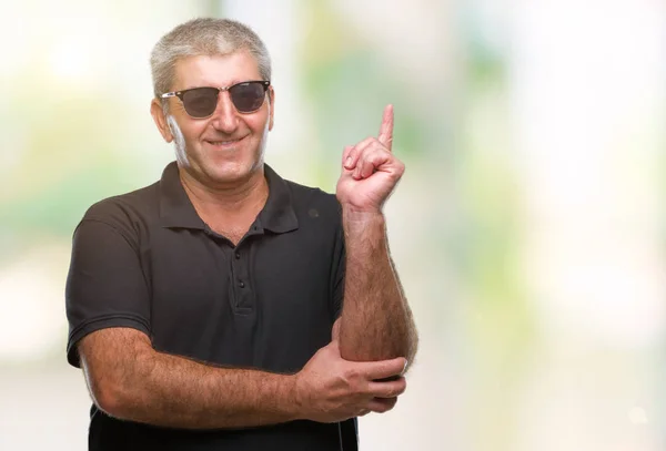 Hombre Mayor Guapo Con Gafas Sol Sobre Fondo Aislado Con — Foto de Stock