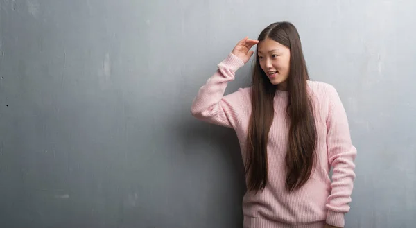 Jonge Chinese Vrouw Grijs Muur Heel Gelukkig Lachende Zoek Ver — Stockfoto