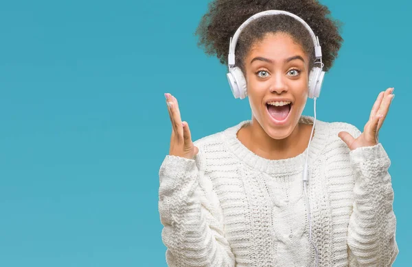 Mujer Afroamericana Joven Con Auriculares Sobre Fondo Aislado Muy Feliz — Foto de Stock