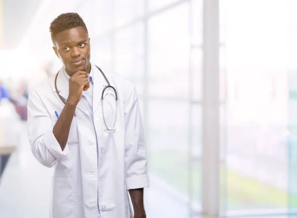 Молодой Африканский Американец Пальто Доктора Серьезное Лицо Думая Вопросе Запутанная — стоковое фото